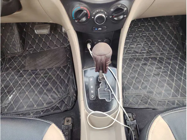 Car image 14