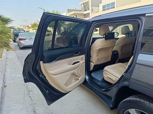 Car image 16