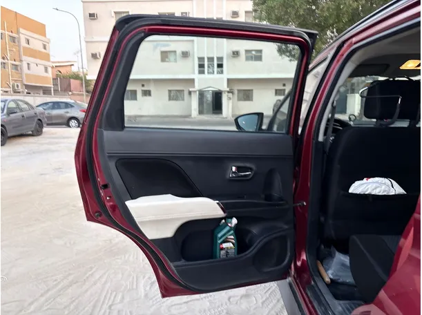 Car image 14