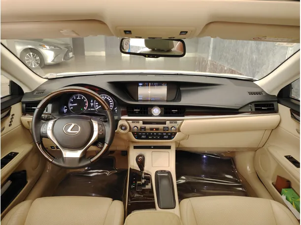 Car image 18