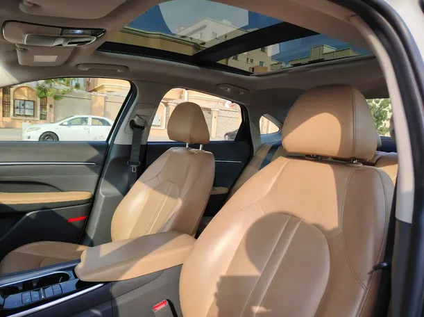 Car image 16