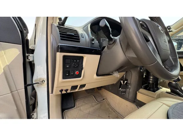 Car image 25