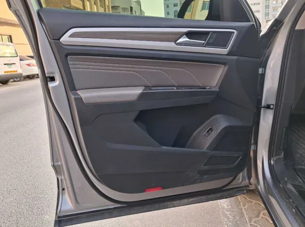 Car image 10