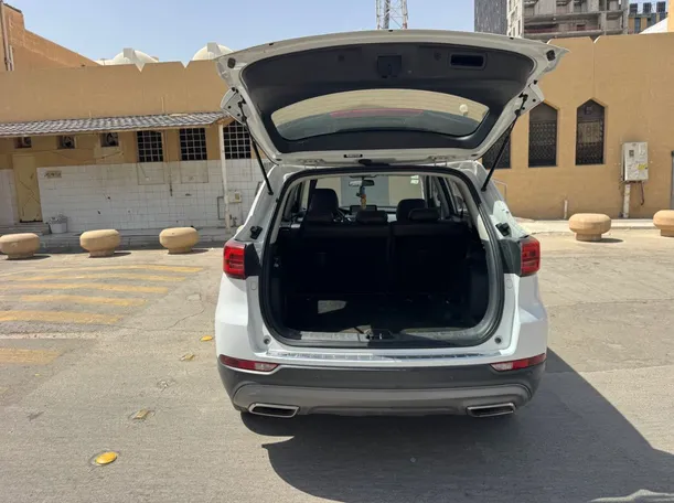 Car image 19