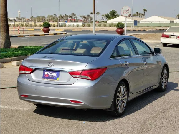 Car image 5