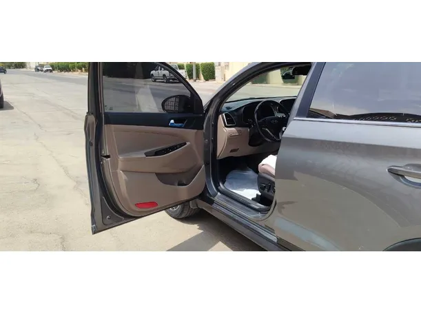 Car image 11
