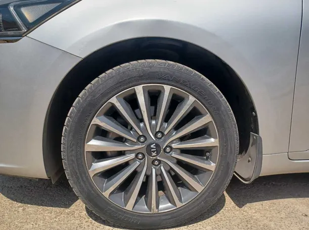 Car image 9