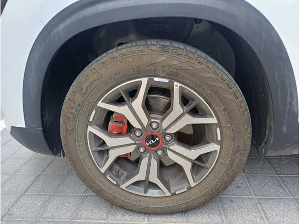 Car image 9