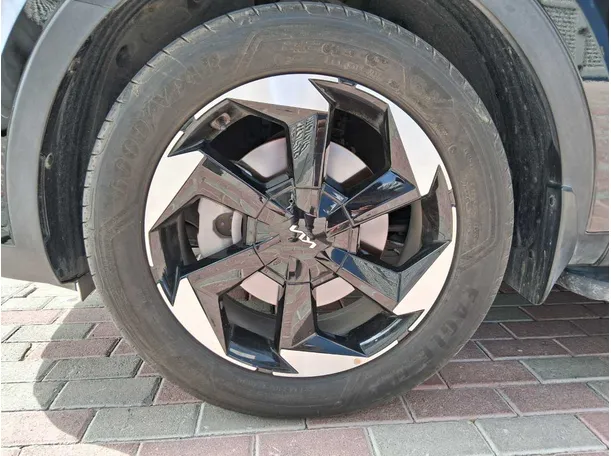 Car image 9