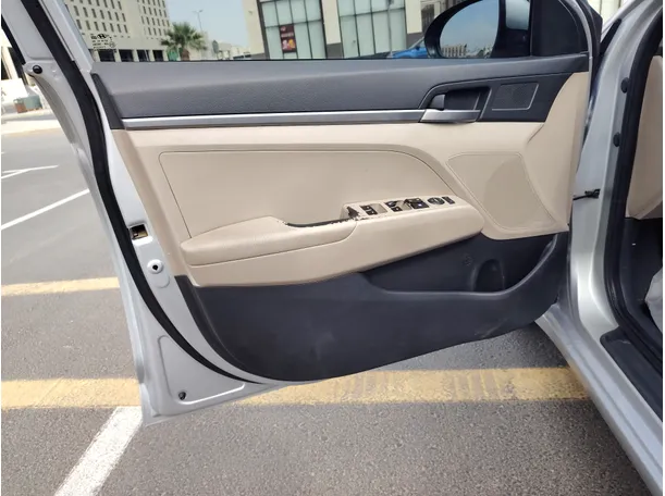 Car image 10