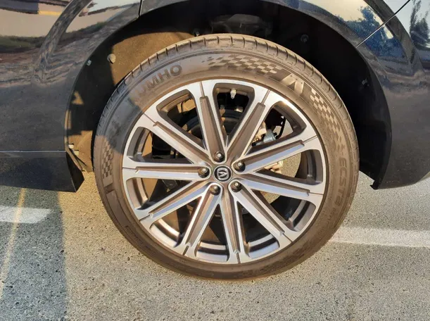 Car image 9