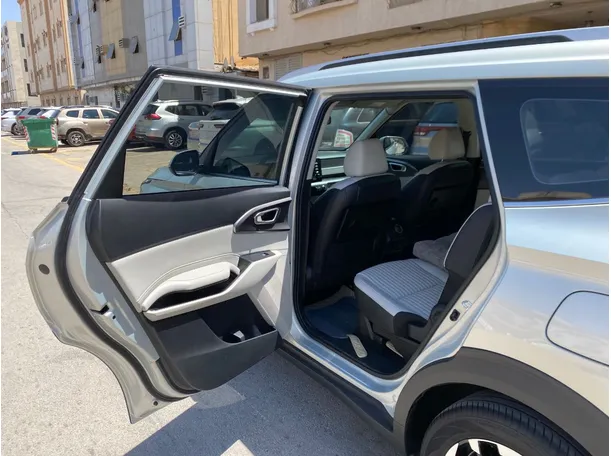 Car image 12