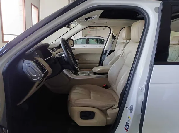 Car image 12