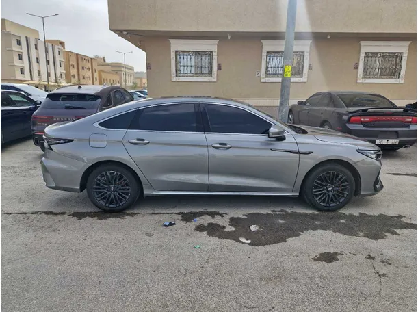 Car image 4