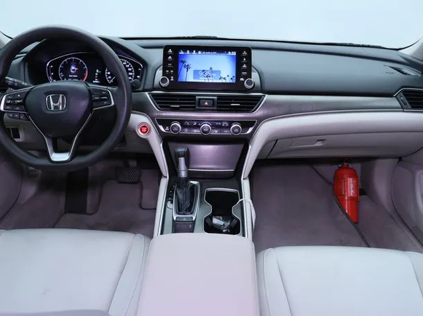 Car image 14
