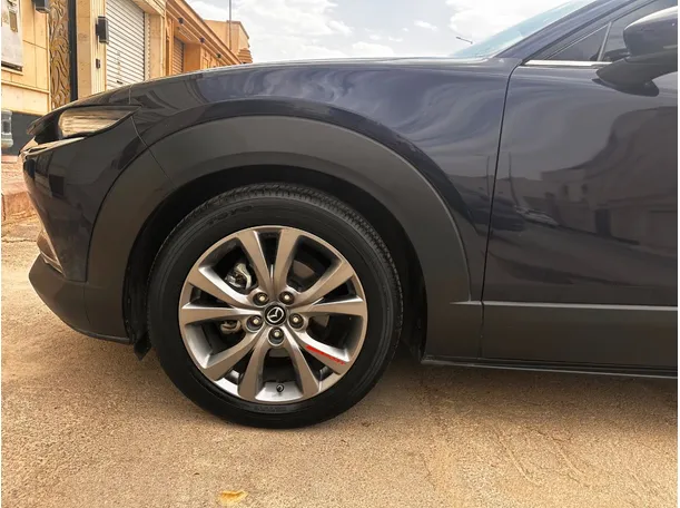 Car image 9