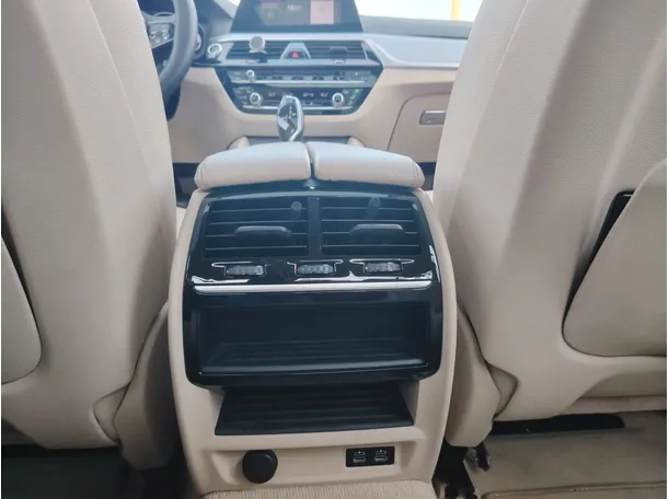 Car image 26