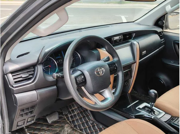 Car image 13