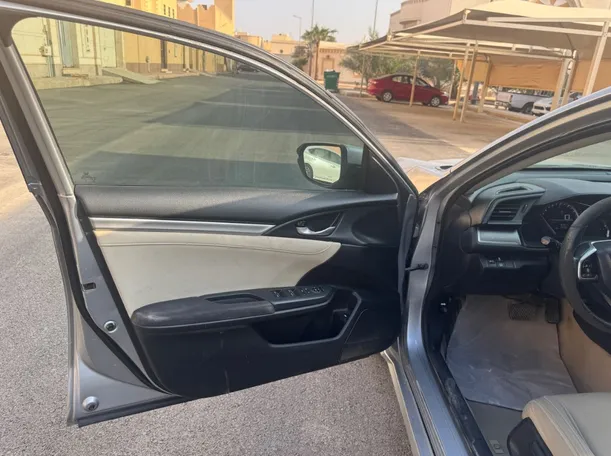 Car image 10