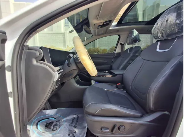 Car image 12