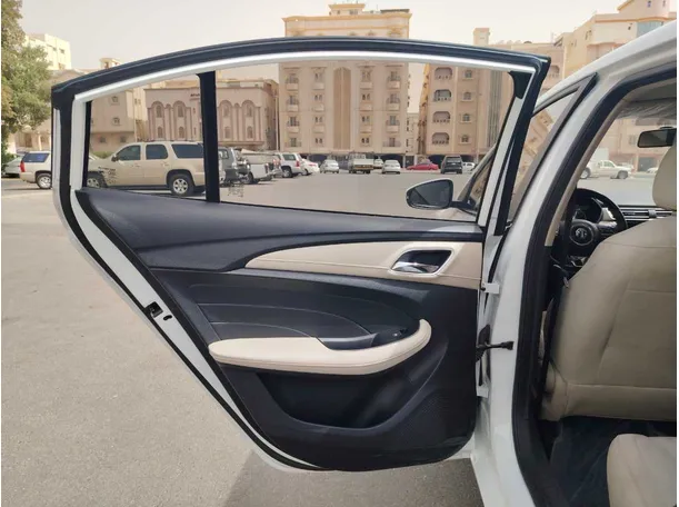 Car image 14