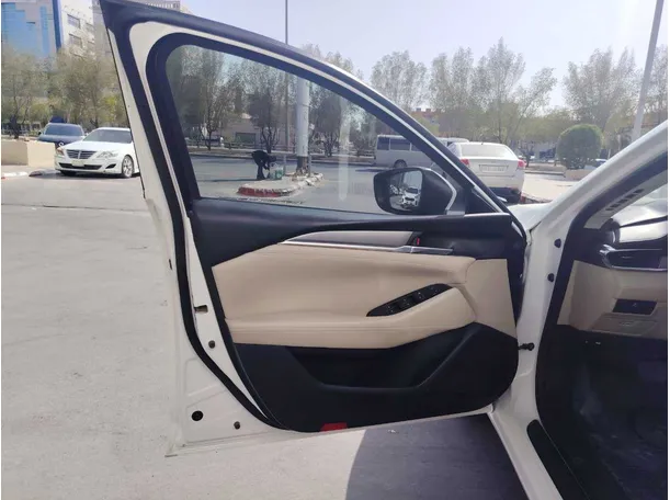 Car image 11
