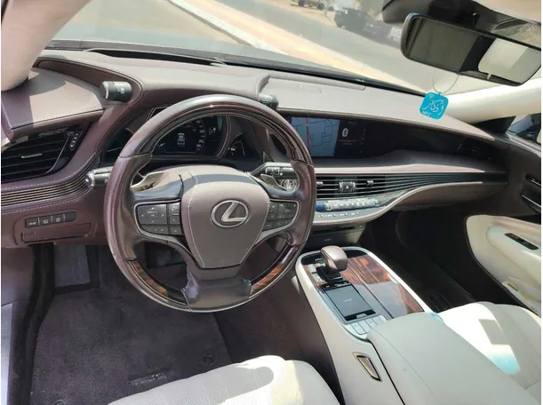 Car image 11