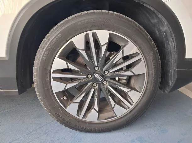 Car image 9