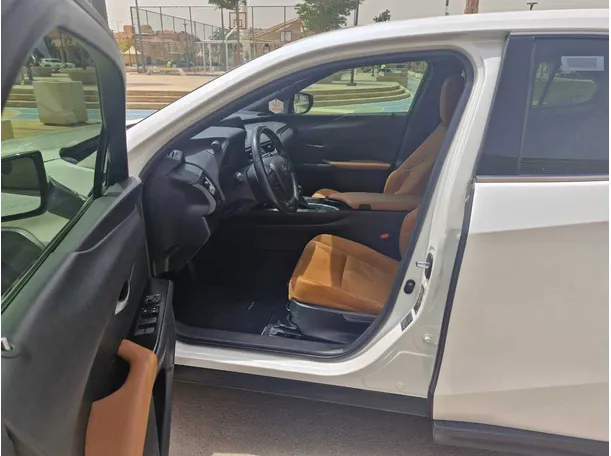 Car image 12
