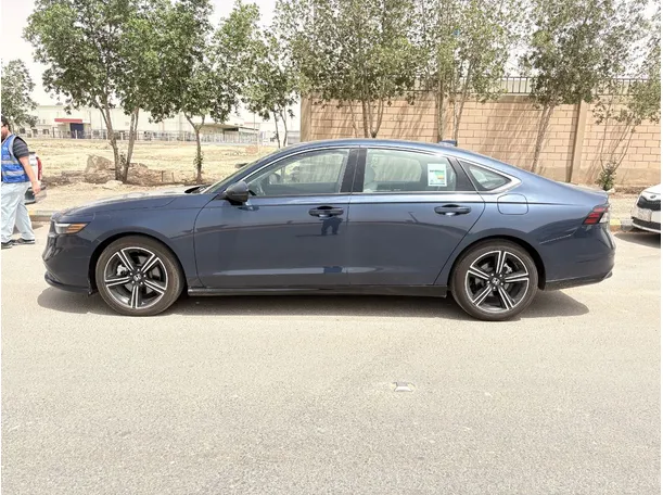 Car image 8
