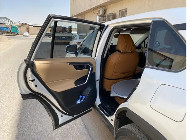 Car image 12