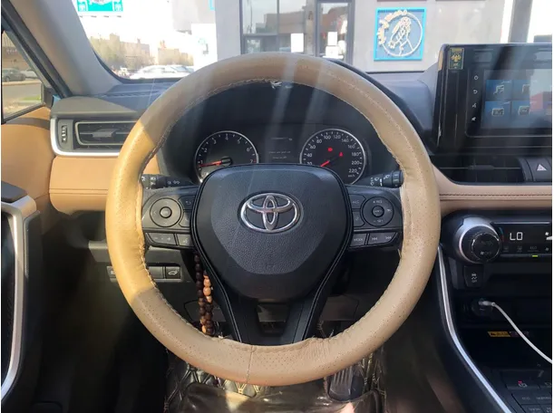 Car image 19