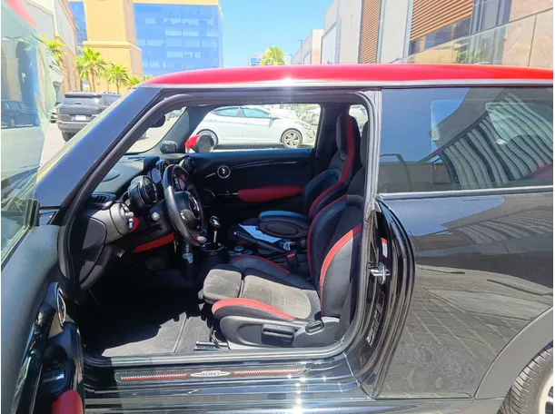 Car image 14