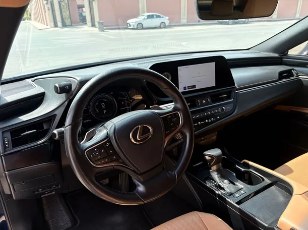 Car image 12