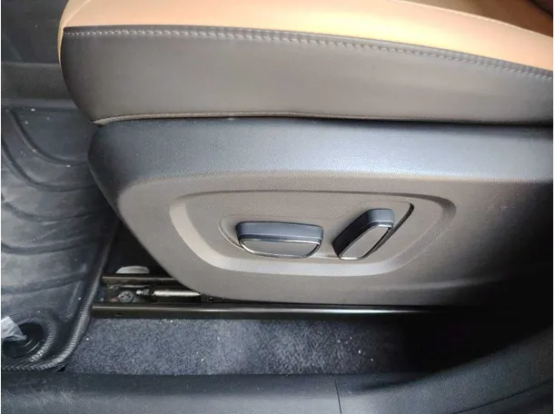 Car image 40