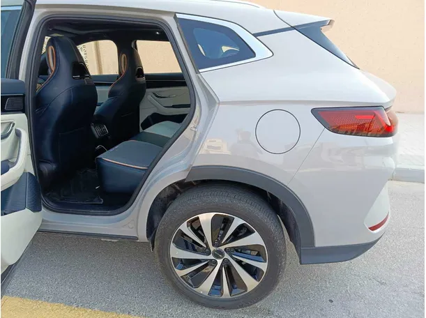 Car image 17