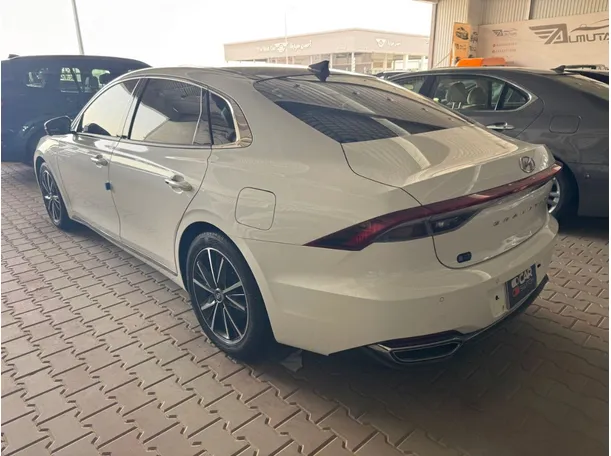 Car image 7