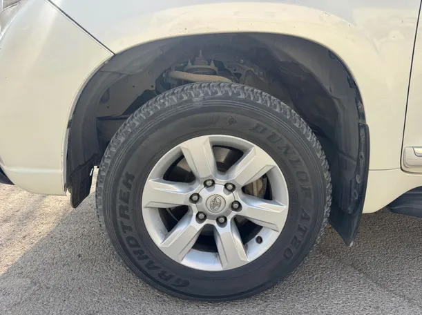 Car image 9