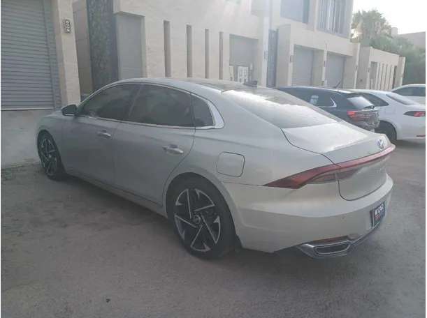 Car image 9