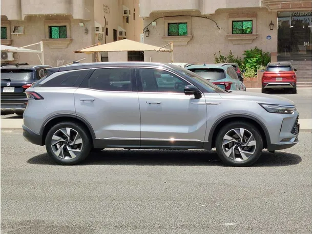 Car image 4