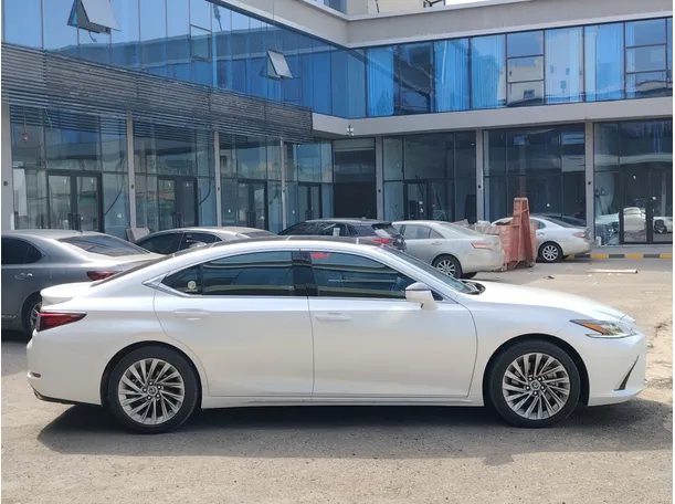 Car image 4