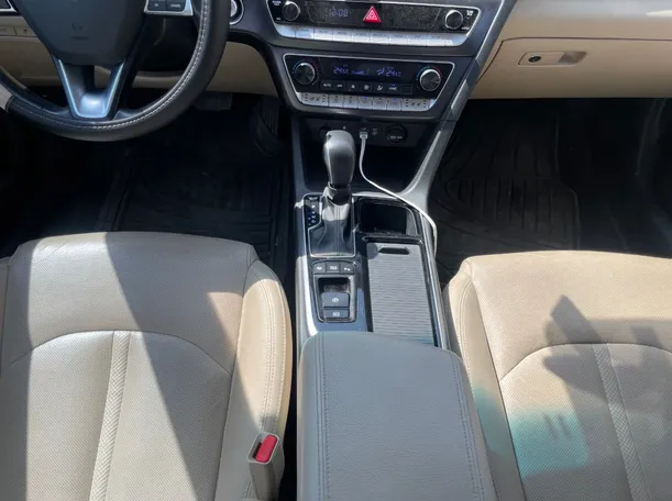 Car image 19