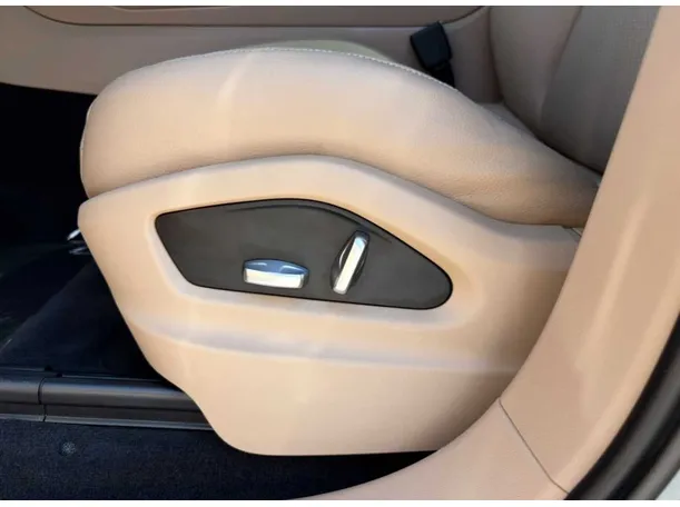 Car image 27