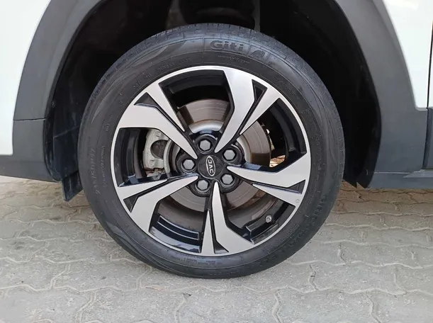 Car image 9