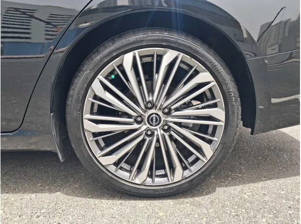 Car image 9