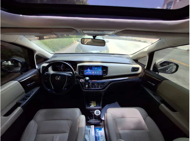 Car image 18