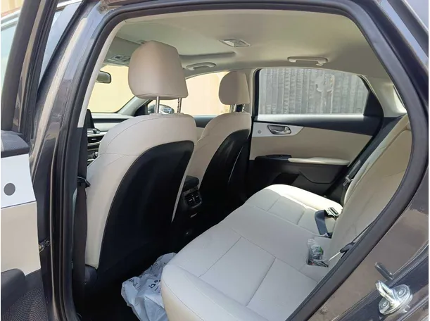 Car image 18