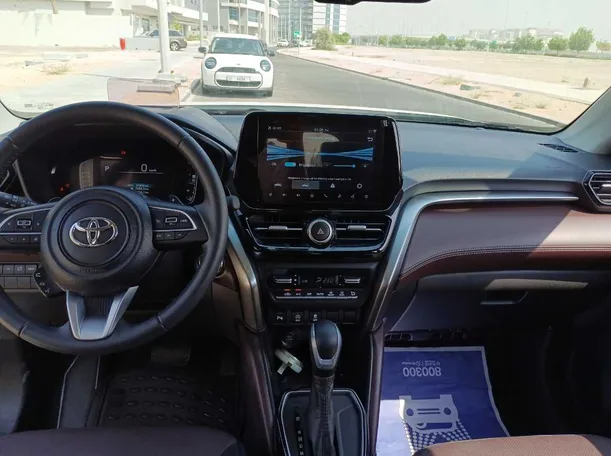 Car image 16