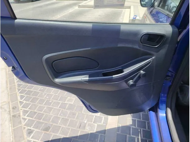 Car image 14