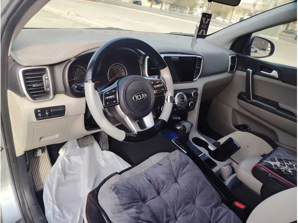 Car image 12